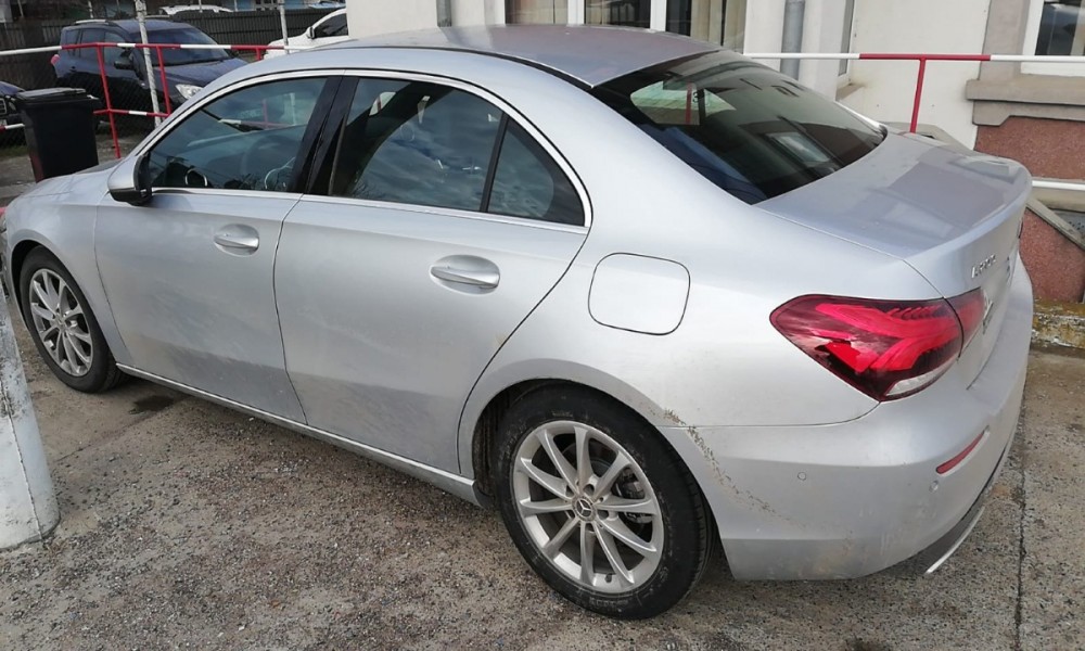 FOTO // Un moldovean s-a pornit acasă cu un Mercedes din 2021, dar a fost reținut în România. Care este motivul
